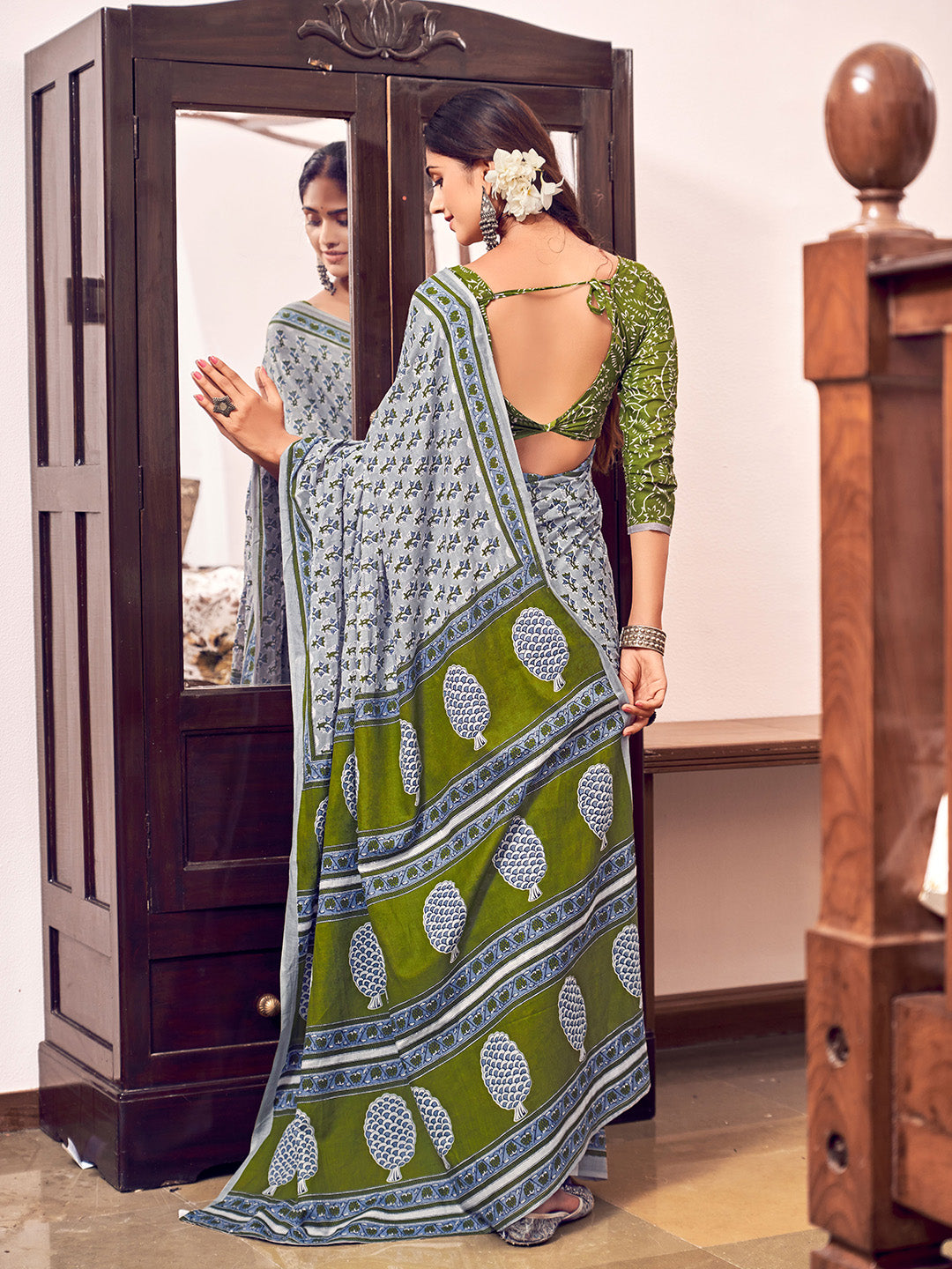 Grey And Green Mulmul Cottons Saree