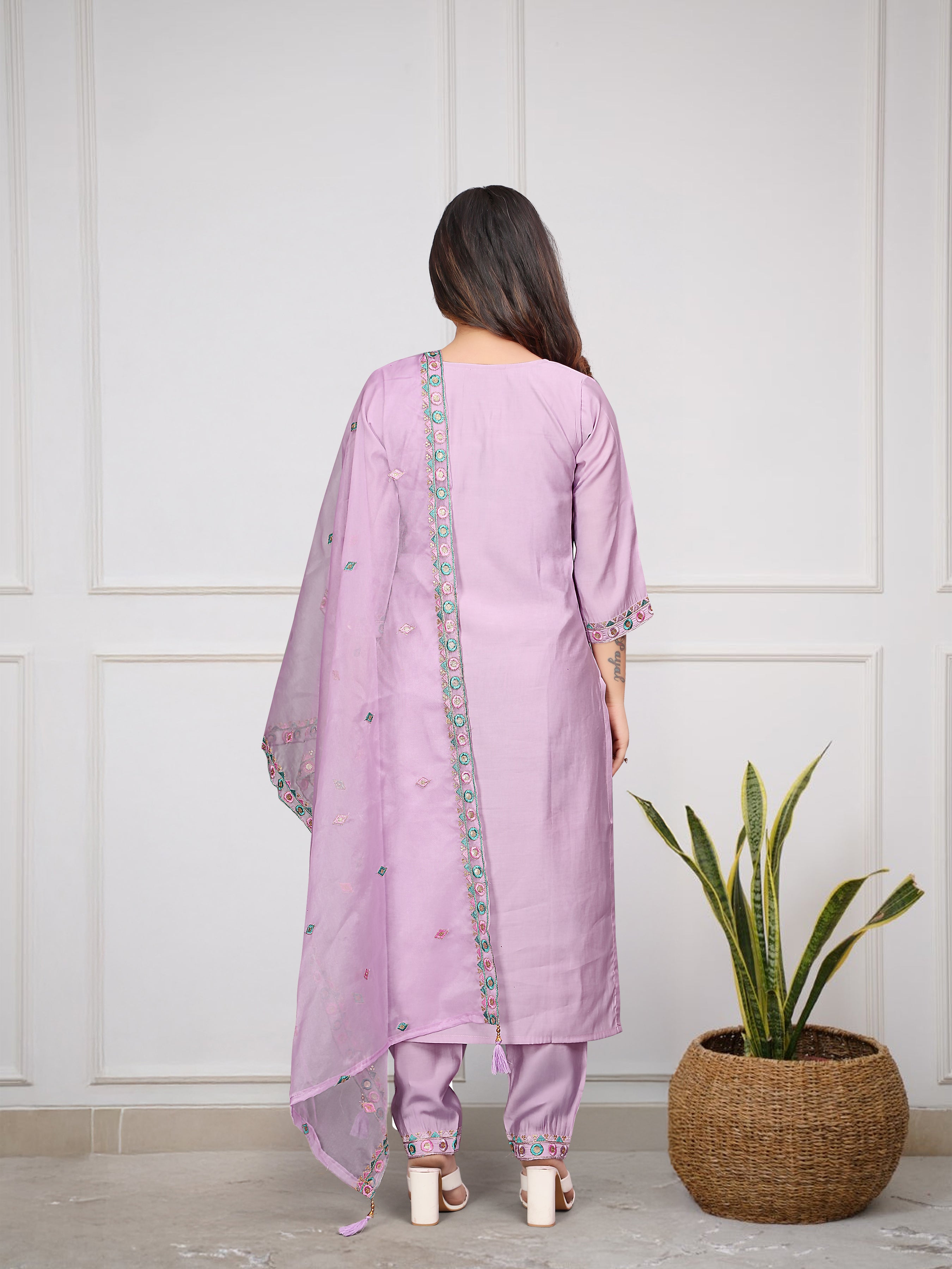 Onion Women Embroidered Vicose Chanderi kurta Set