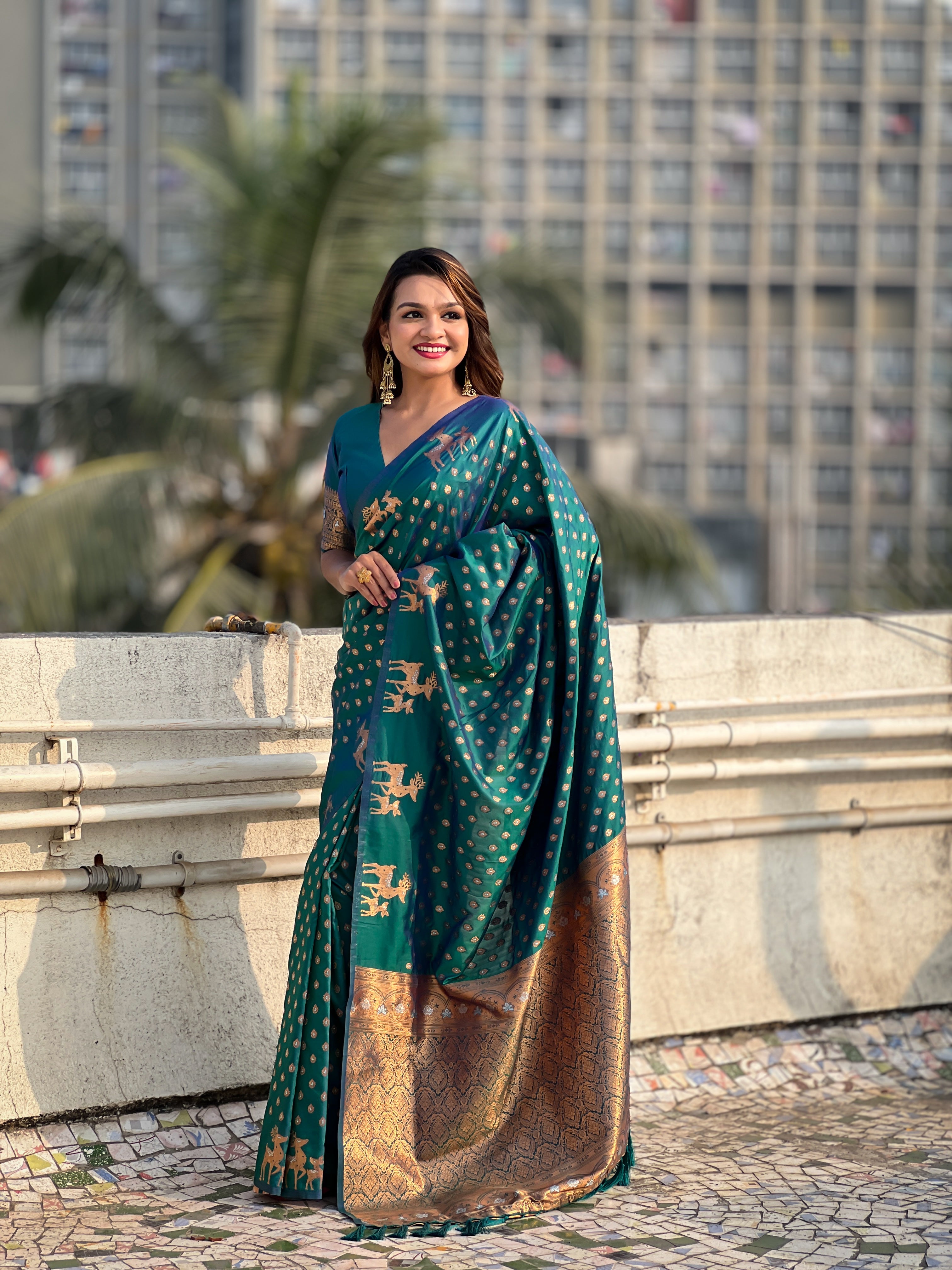 BOTTLE GREEN SOFT SILK WITH DUAL ZARI MOTIFS SAREE